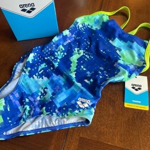 Arena Women's Training Suit, Size 28